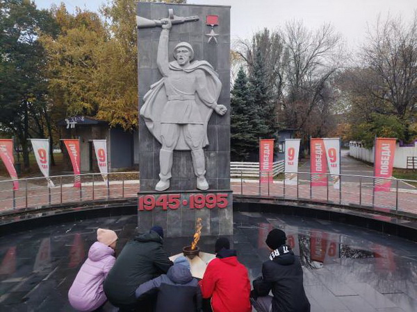 «ребята посетили Вечный огонь»